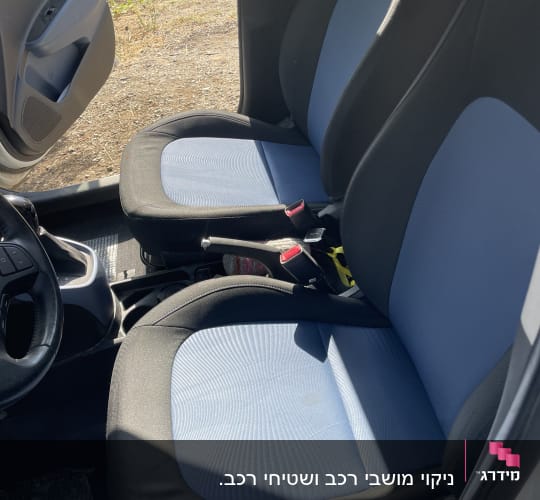 מושבי רכב נקיים עם דלת פתוחה